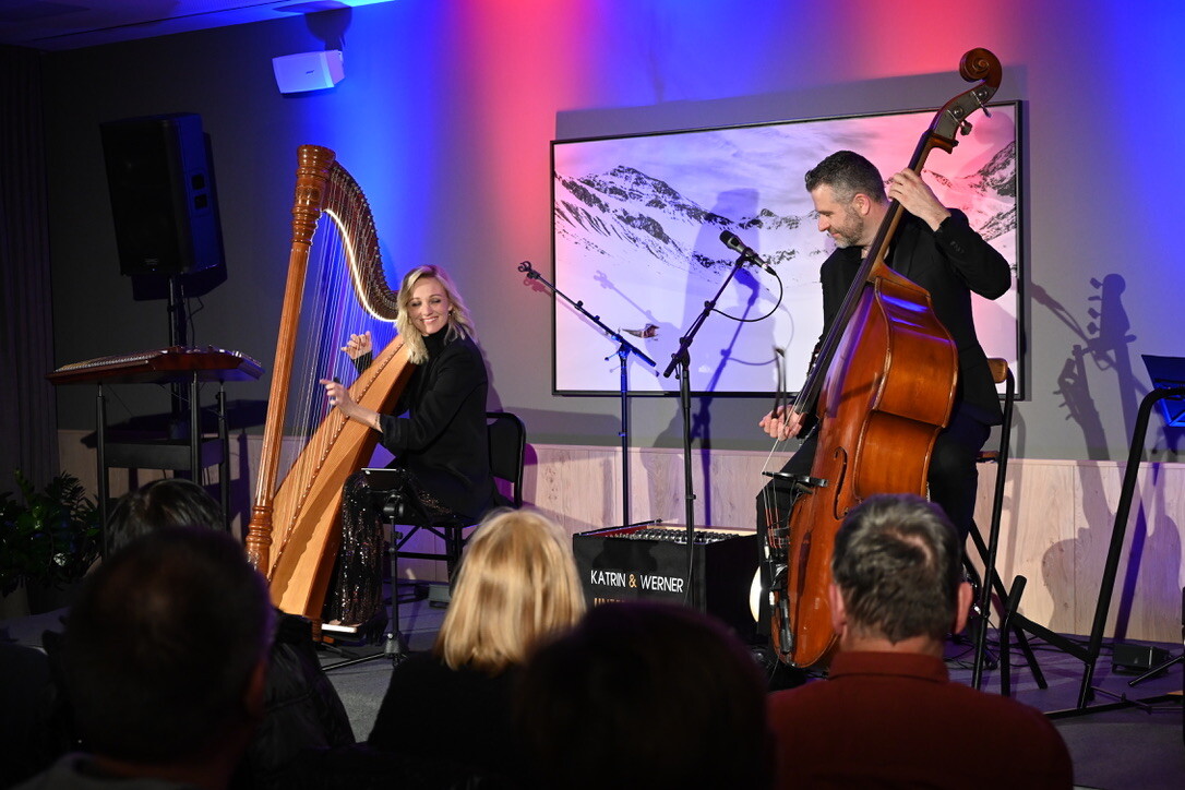Mit Harfe und Kontrabass begeistert das Musikerpaar das Publikum. ⇒dob