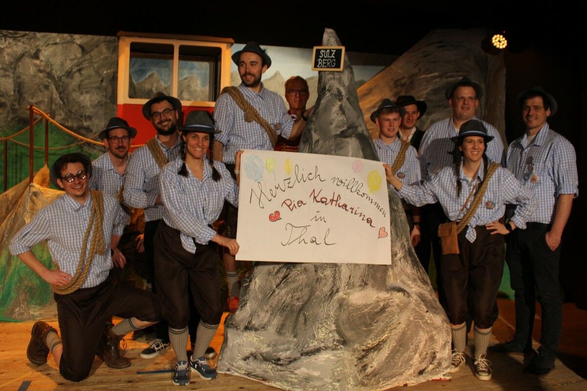 Mit „Herzlich willkommen Pia Katharina in Thal“ begrüßten die Bergsteiger zum Zirkus-Abschluss die jüngste Mitbürgerin – nicht am Rosenmontag, sondern schon am Fasnatsonntag, wenige Stunden vor dem Zirkusspektakel, geboren. ⇒STP (2)