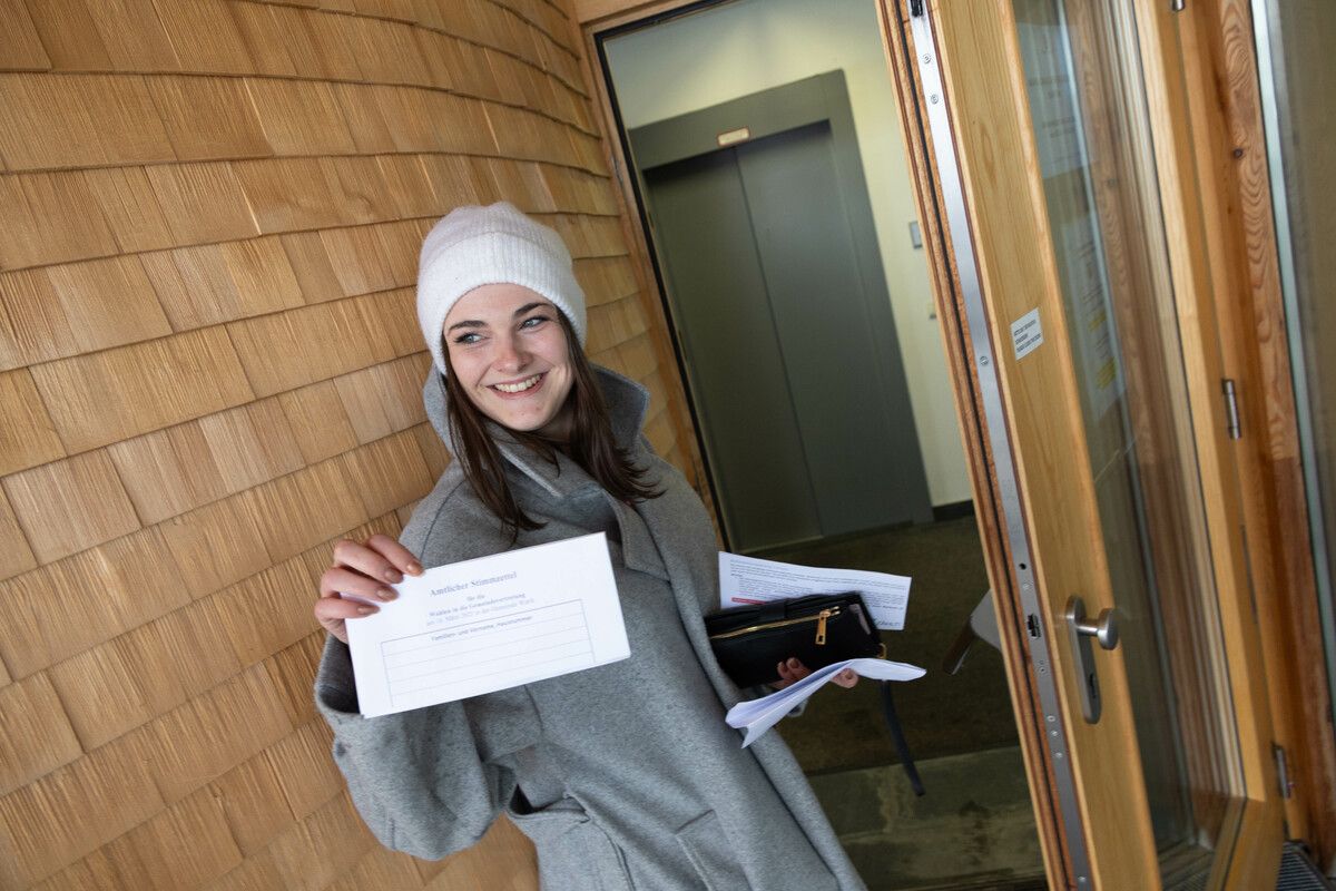 „Mit ist es wichtig, wählen zu gehen. Man muss das nutzen”, sagt Carmen Simma (25) auf dem Weg ins Wahllokal.
