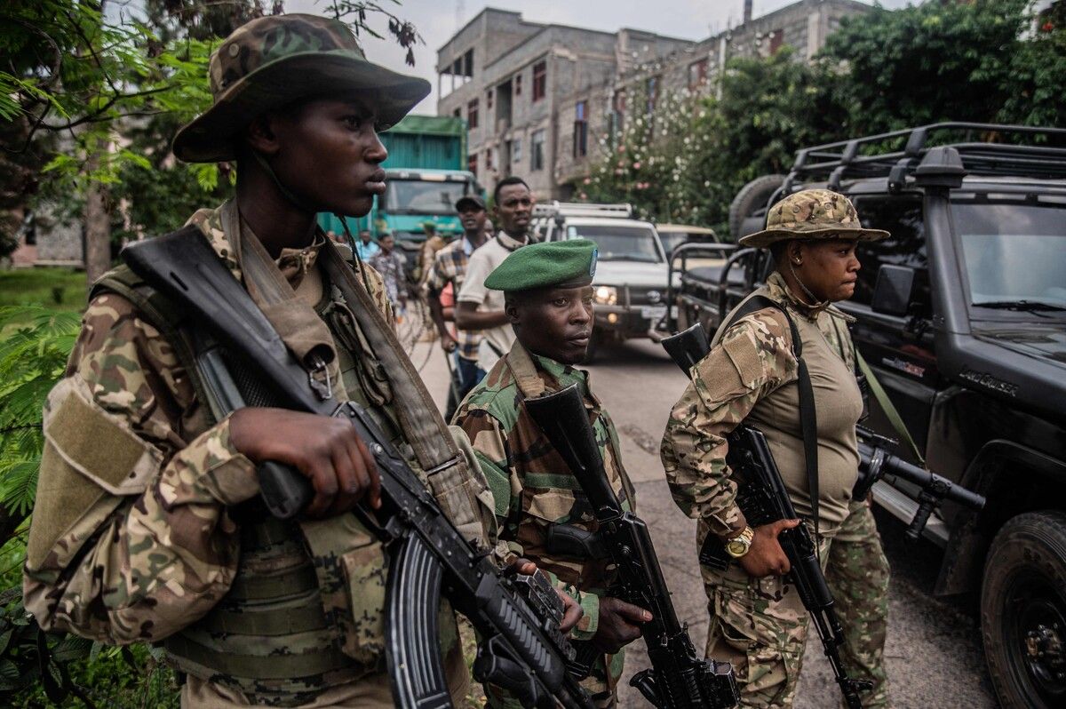 Mitglieder der M23-Miliz kontrollieren die Grenze zur DR Kongo.⇒afp