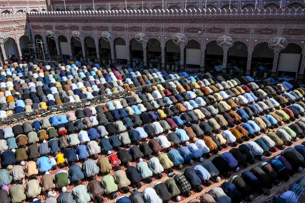 Muslimische Gläubige sprechen das Freitagsgebet in der Sunehri Masjid in Peshawar in Pakistan. AFP