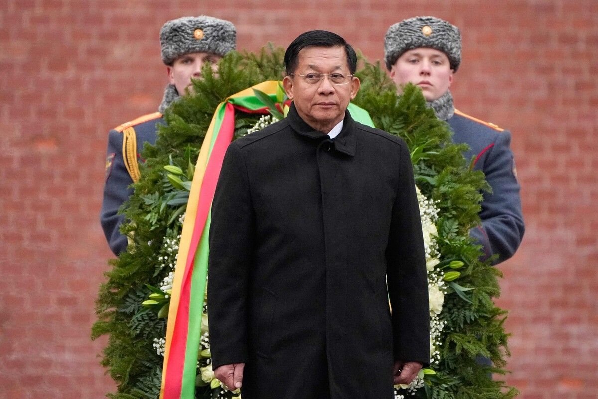 Myanmars Militärchef Min Aung Hlaing legt in Moskau an der Kreml-Mauer einen Kranz am Grab des Unbekannten Soldaten nieder. afp