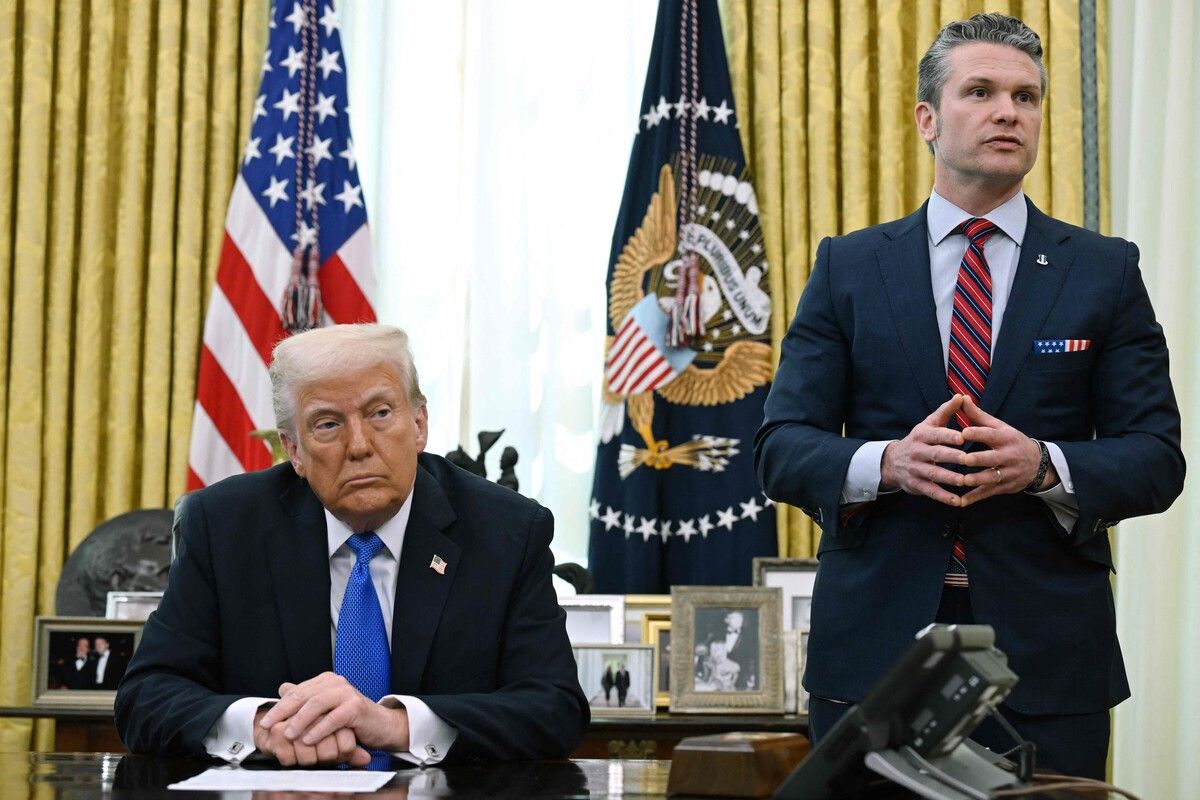 Nach dem brisanten Gruppenchat über Militärpläne sehen sich Donald Trump und Verteidigungsminister Pete Hegseth kritischen Fragen ausgesetzt. ⇒afp