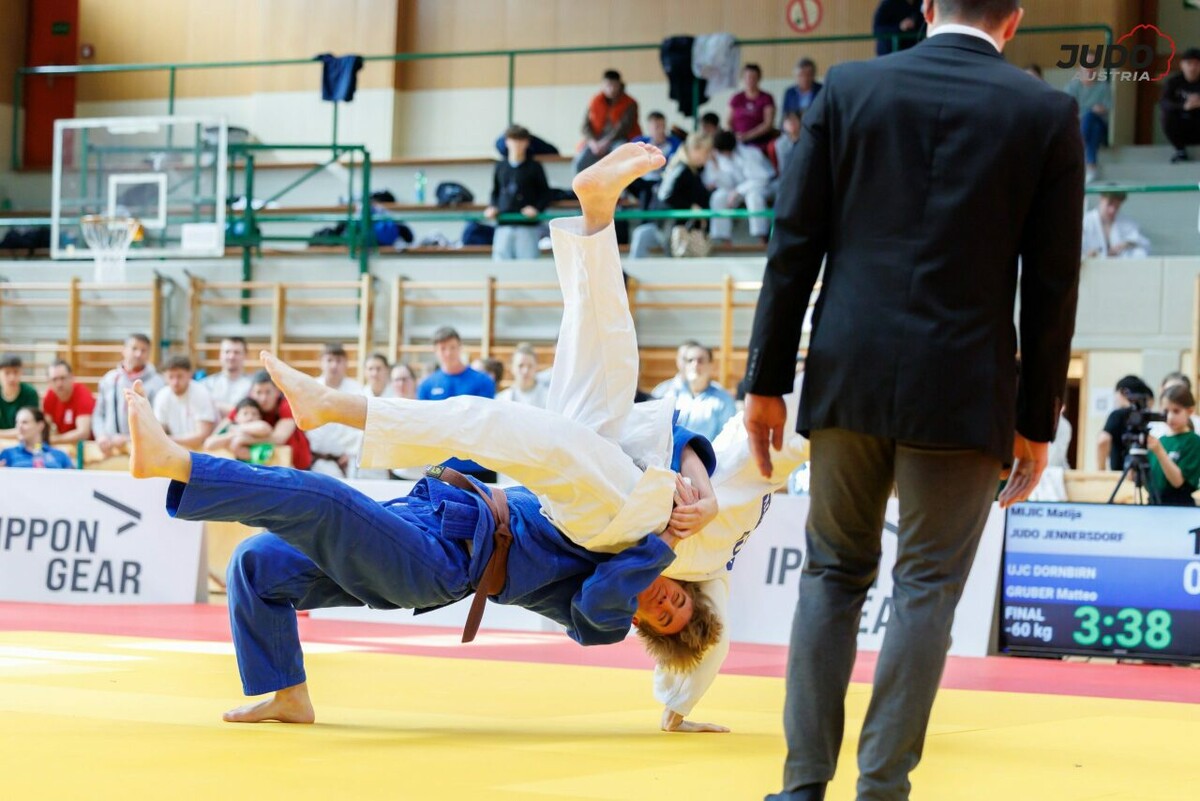 Nach der Silbernen letztes Jahr in der U18-Klasse erkämpfte sich Matteo Gruber (blauer Kimono) bei der U21-Meisterschaft die Goldmedaille.⇒Judo Austria/Sellner