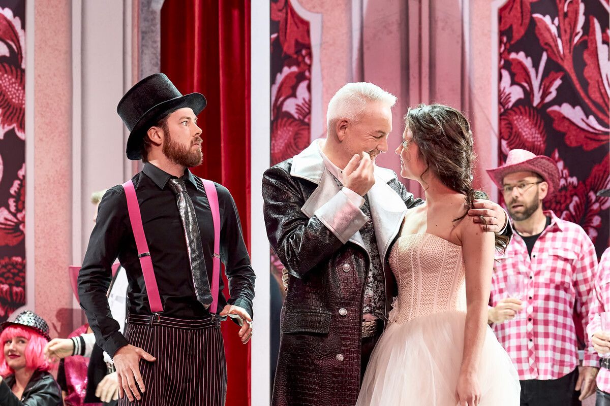 Nach diesem großartigen Stück wünscht man sich, dass wieder jedes Jahr eine Oper im Landestheater gespielt wird. ⇒anja köhler (2)