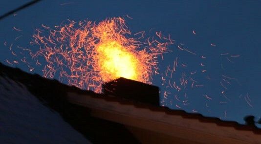 Nachbarskinder bemerkten eine Stichflamme aus dem Kamin. ⇒symbol/Feuerwehr