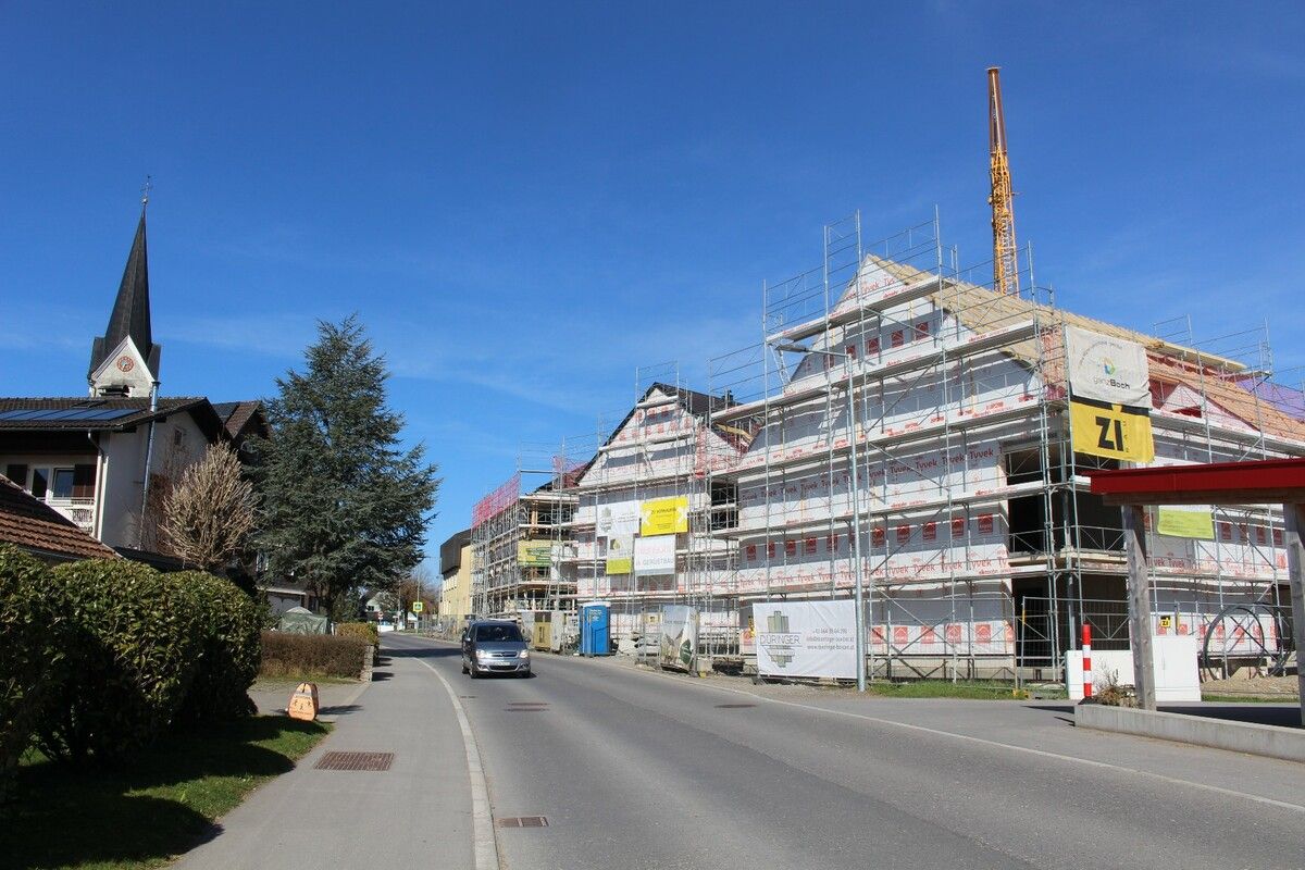 Nicht nur baulich – im Bild die Baustelle für rund drei Dutzend Wohnungen – befindet sich Hohenweiler in einem großen Umbruch. ⇒