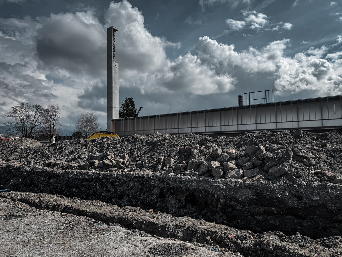 Noch ist der Vorplatz des Reichshofstadions eine Steinwüste. Bis Juli soll das Austria-Dorf in neuem Glanz erstrahlen. ⇒SCA