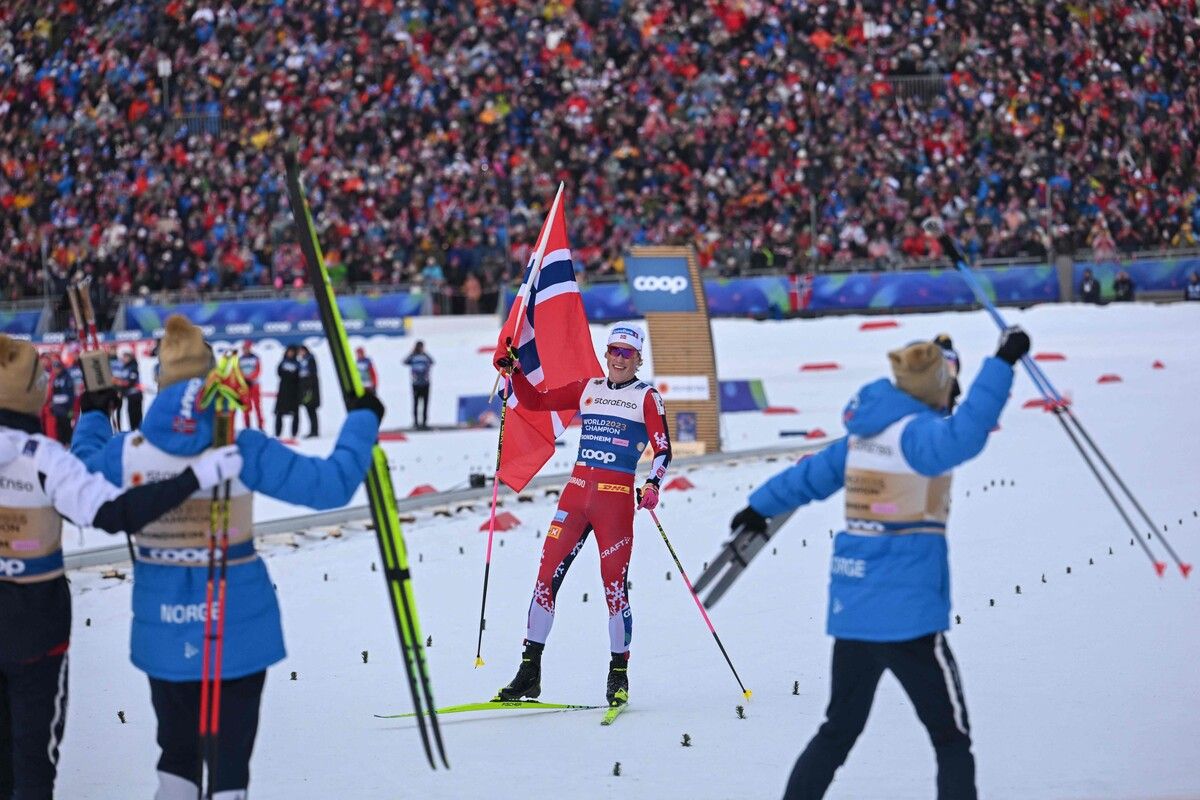 Norwegens Langlauf-Superstar Johannes Kläbo beim Staffel-Zieleinlauf.⇒apa