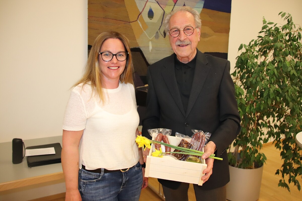 Obfrau Claudia Gunz bedankte sich bei Altbürgermeister Erwin Mohr.⇒Natascha Moosbrugger