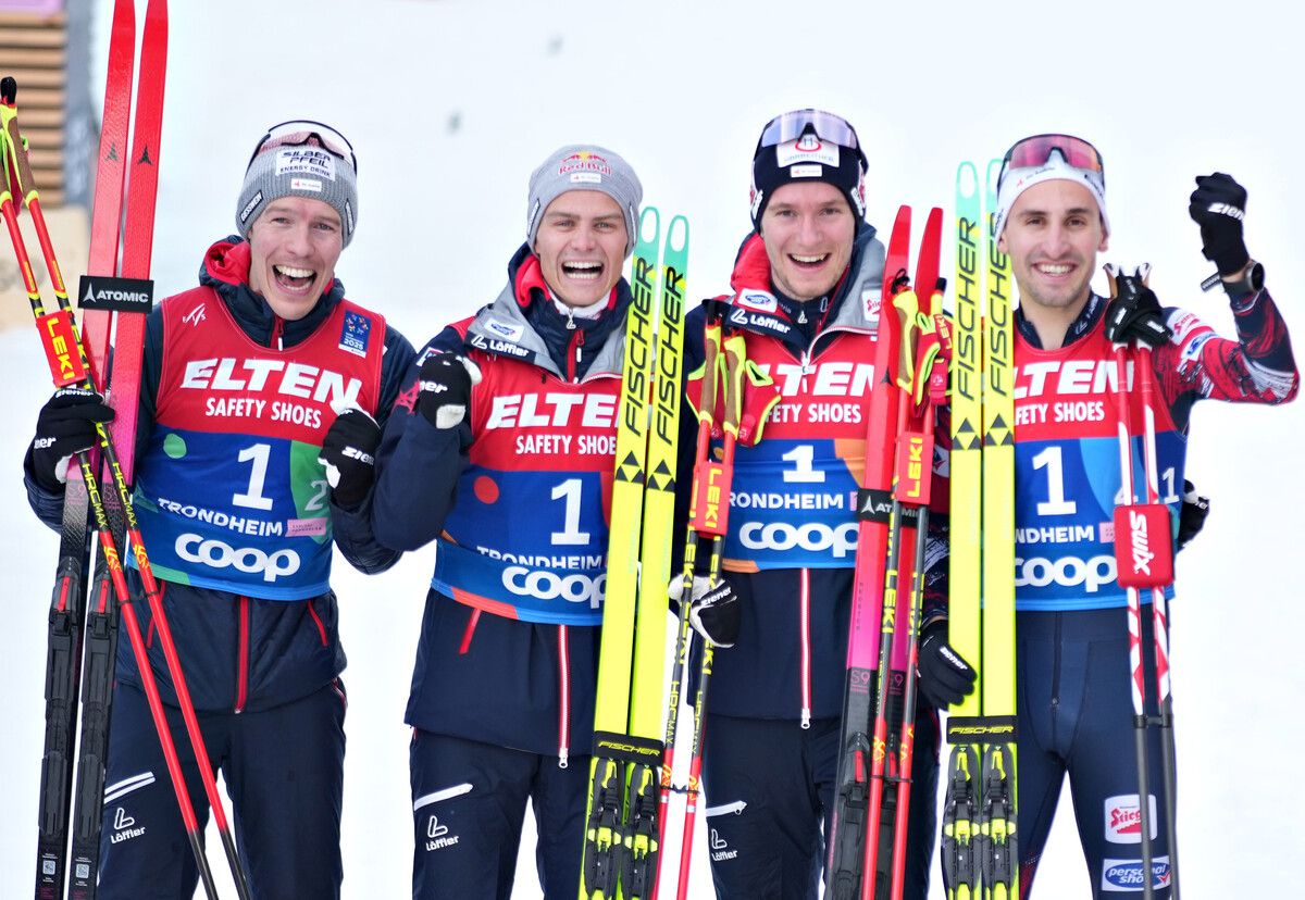 Österreichs Kombinierer-Team mit Franz-Josef Rehrl, Johannes Lamparter, Martin Fritz und Fabio Obermeyr jubelte am Ende über die Silbermedaille.⇒apa