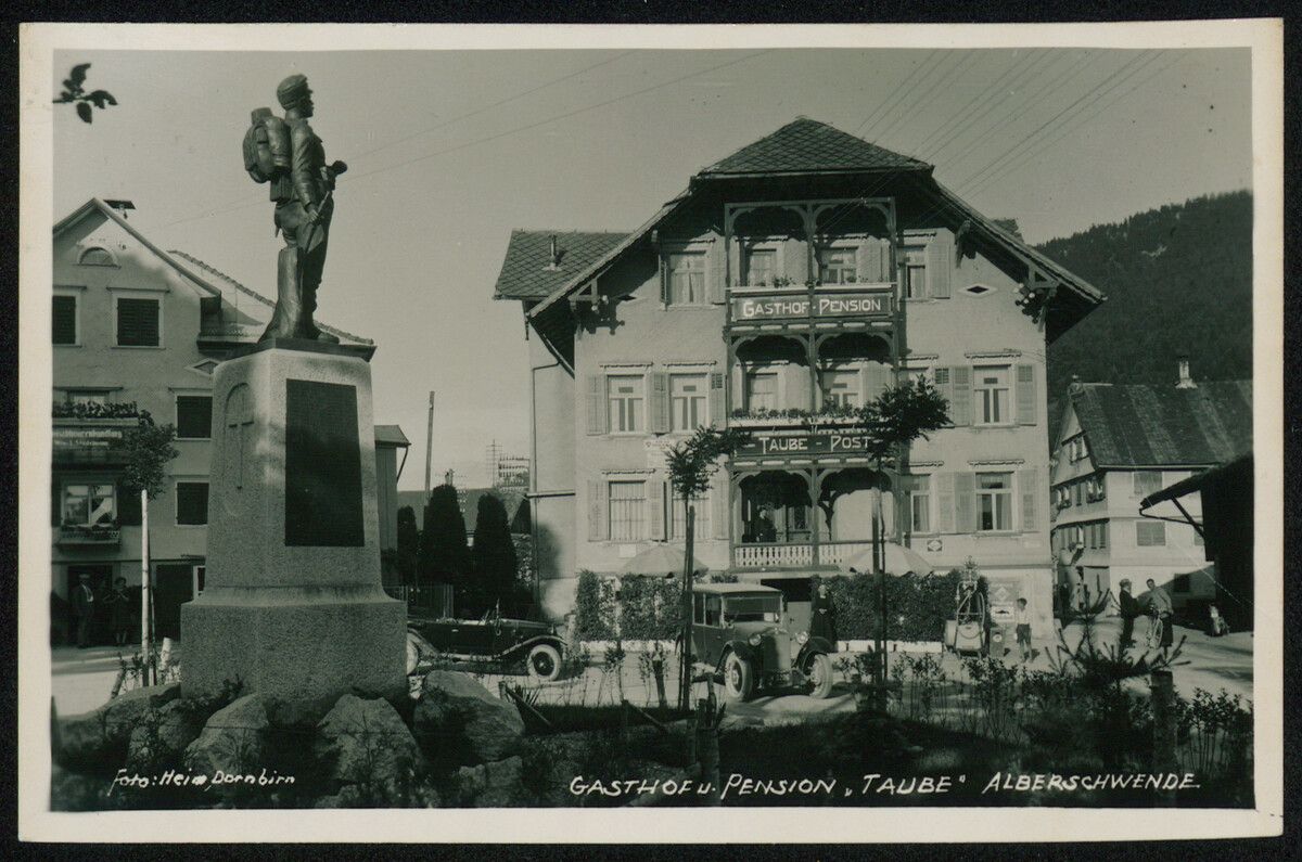 Oldtimer parken vor dem Gasthof Taube,vor 1939.