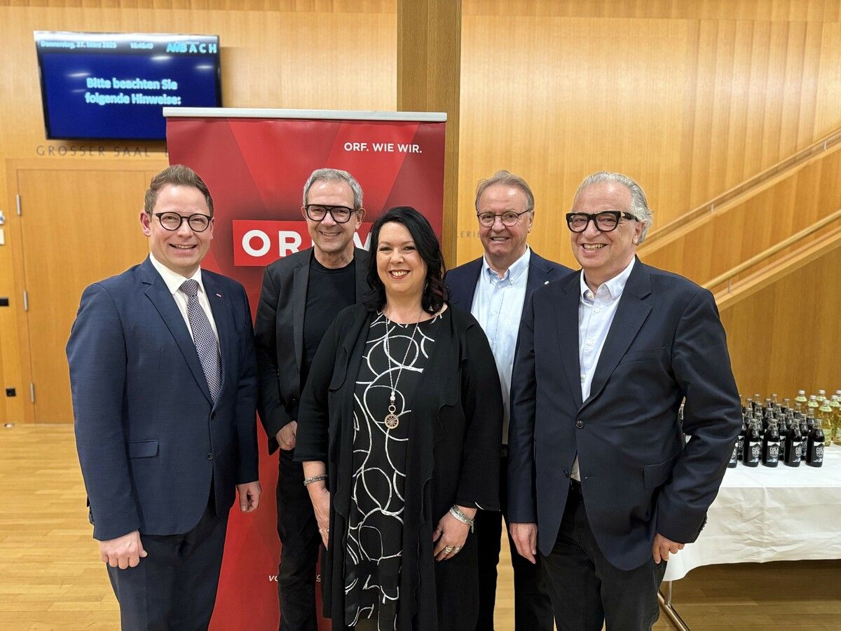 ORF-Landesdirektor Markus Klement und Filmgestalterin Ines Hergovits-Gasser mit Bernhard Ölz (Prisma Holding), Immobilienentwickler Hermann Metzler und Masterarchitekt Wolfgang Ritsch bei der Vorpremiere in der Kulturbühne Ambach.⇒ SIE