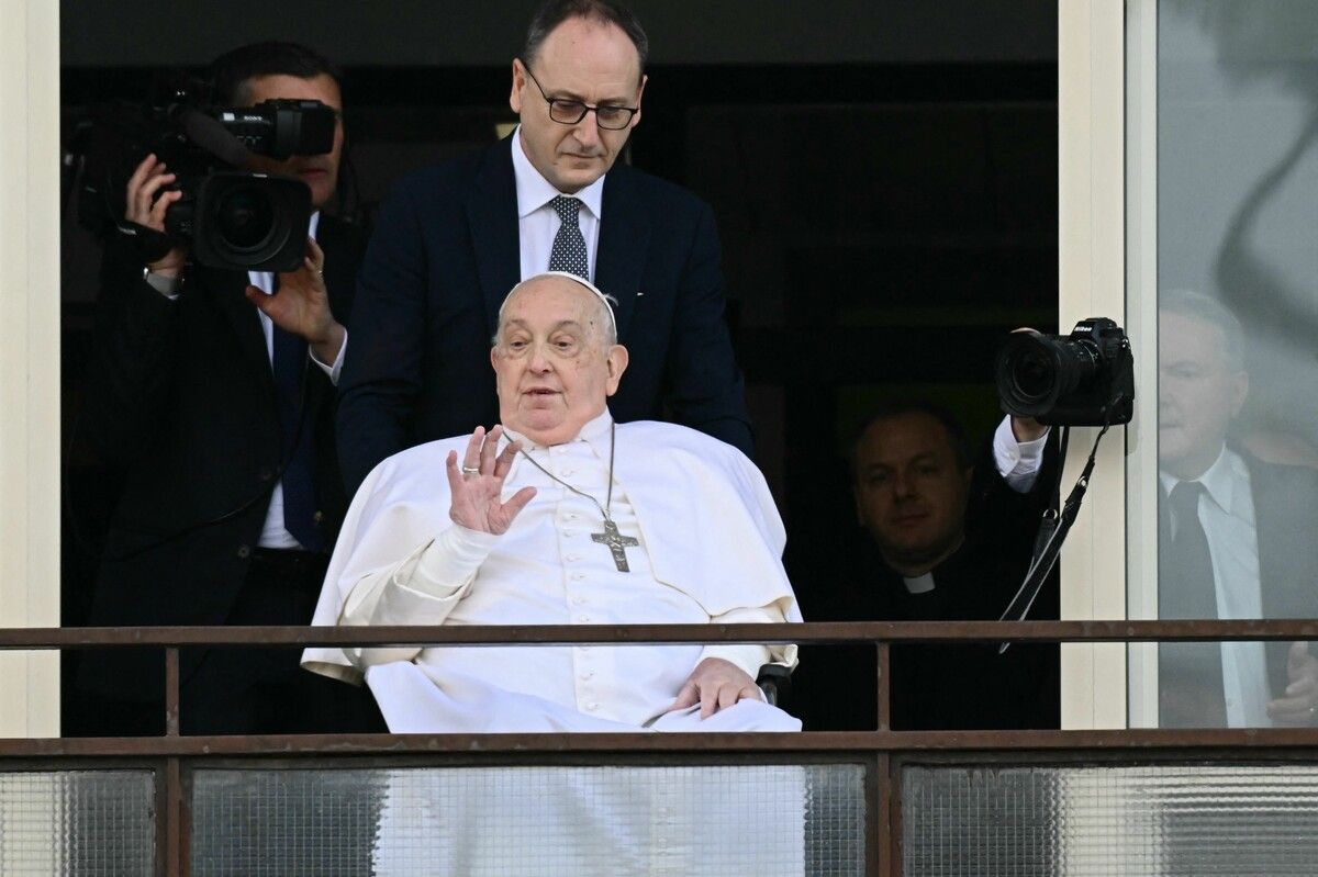 Papst Franziskus zeigte sich auf einem Balkon der Gemelli-Klinik, bevor er in den Vatikan gefahren wurde. Mehrere Tausend Menschen jubelten ihm von unten zu.⇒afp