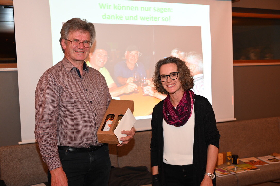 Patricia Fleischer gratulierte Helmut Graf zu 20 Jahren Obmannschaft.