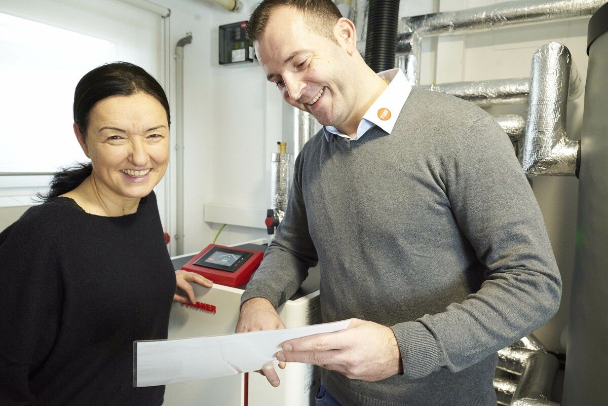 Petar Roganovic erklärt Alexandra Kofler das neue Heizsystem. Jetzt heizt die Altacherin mit gutem Gefühl und der Kraft der Sonne.⇒TGS