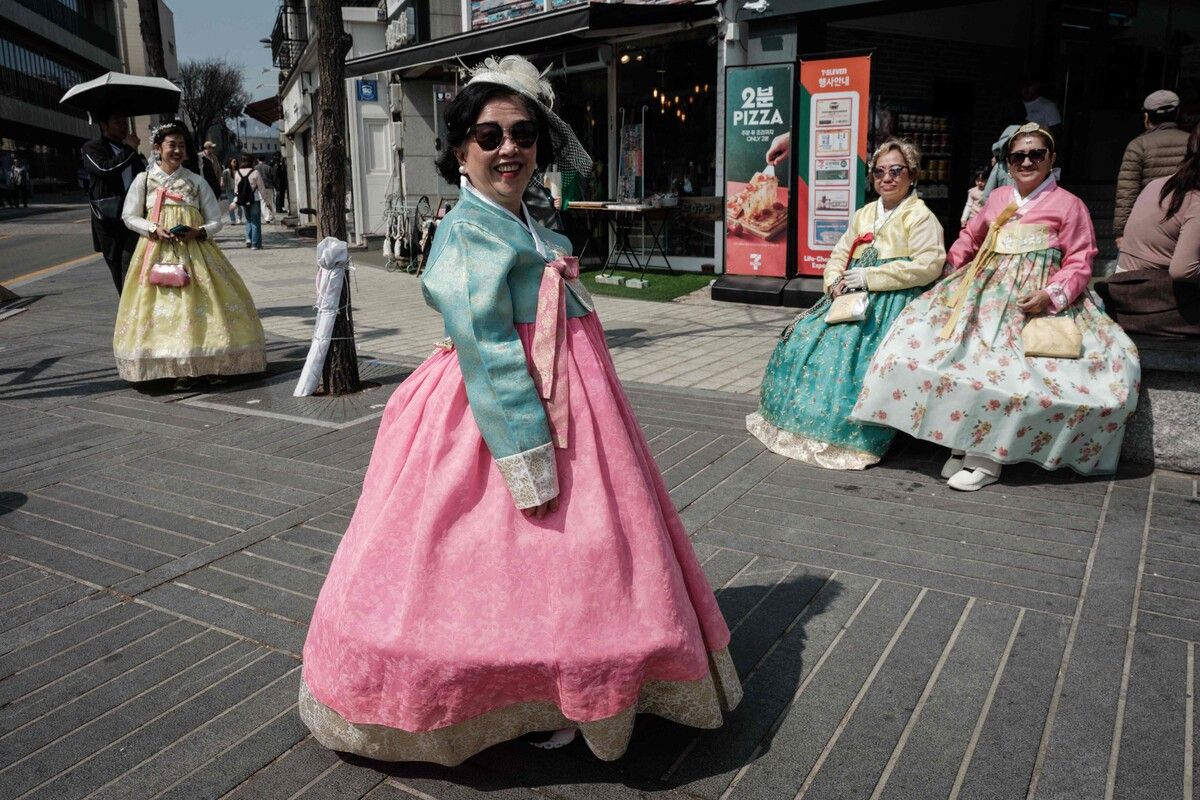 Philippinische Frauen präsentieren traditionelle koreanische Kleidung in Seoul. afp