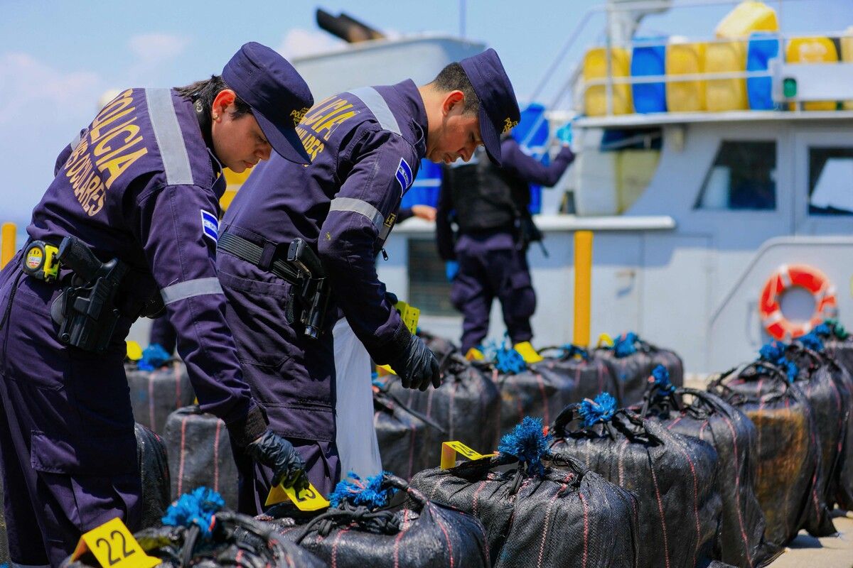 Polizeibeamte untersuchen Kokainpakete, die von Soldaten der salvadorianischen Marine beschlagnahmt wurden, bevor sie in die EU geschmuggelt werden konnten. ⇒afp
