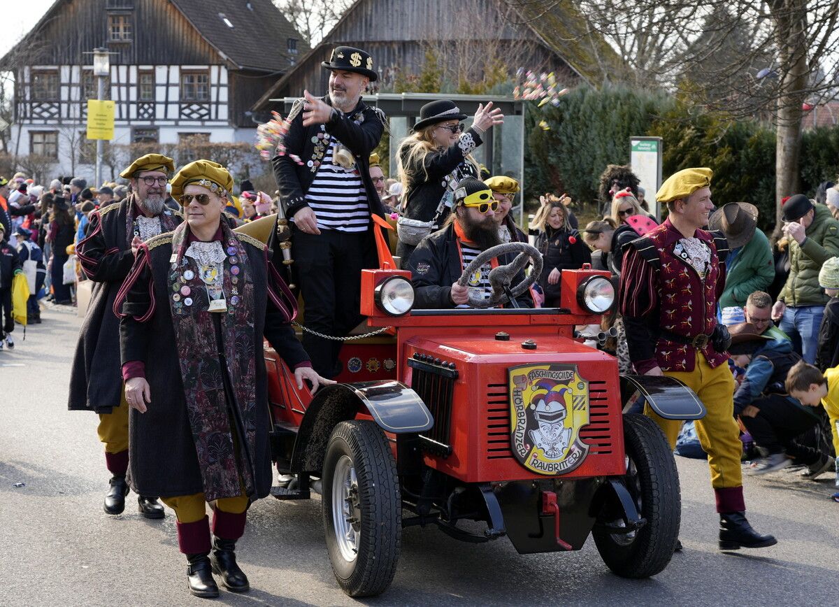 Prinzessin Margot und Prinz Wolfgang im Prinzenpaarauto, flankiert von den Hörbranzer Raubrittern.⇒ChF