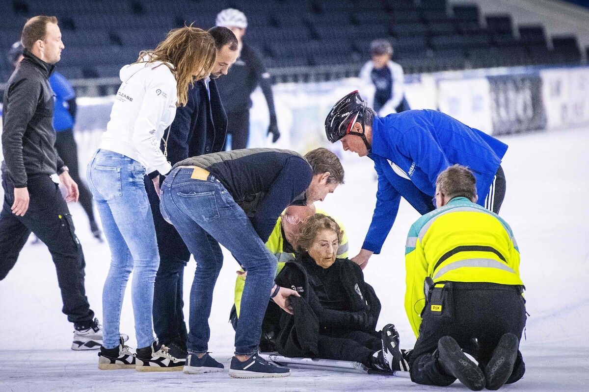 Prinzessin Margriet nach ihrem Sturz auf der Eislaufbahn von Heerenveen.⇒afp