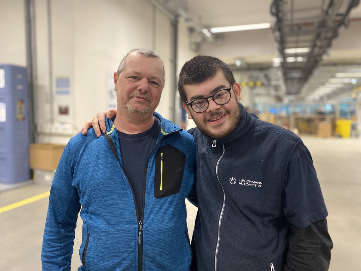 Ramon Bichler (r.) und sein Vater und Vorgesetzter Wolfgang. „Ich bin oft mehr Vorgesetzter als Papa”, räumt Letzterer ein. ⇒VN/Rauch