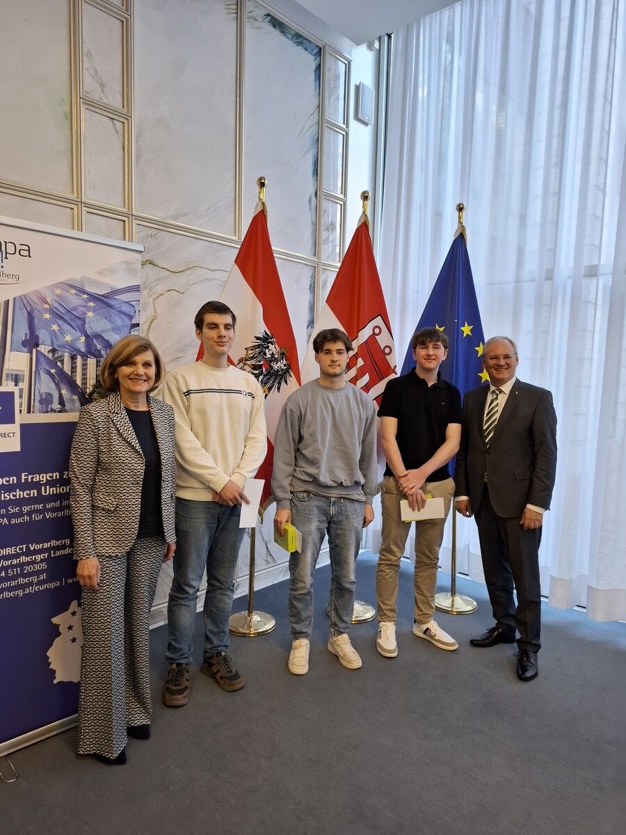 Rangel Gasharov, Samuel Amann und Gabriel Drissner mit Landtagspräsident Harald Sonderegger und Landesrätin Barbara Schöbi-Fink. ⇒cth