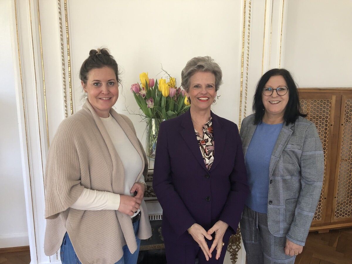 Sabine Haag (M.) mit den beiden Organisatorinnen Verena Burtscher und Elisabeth Schwald. →⇒Villa Falkenhorst