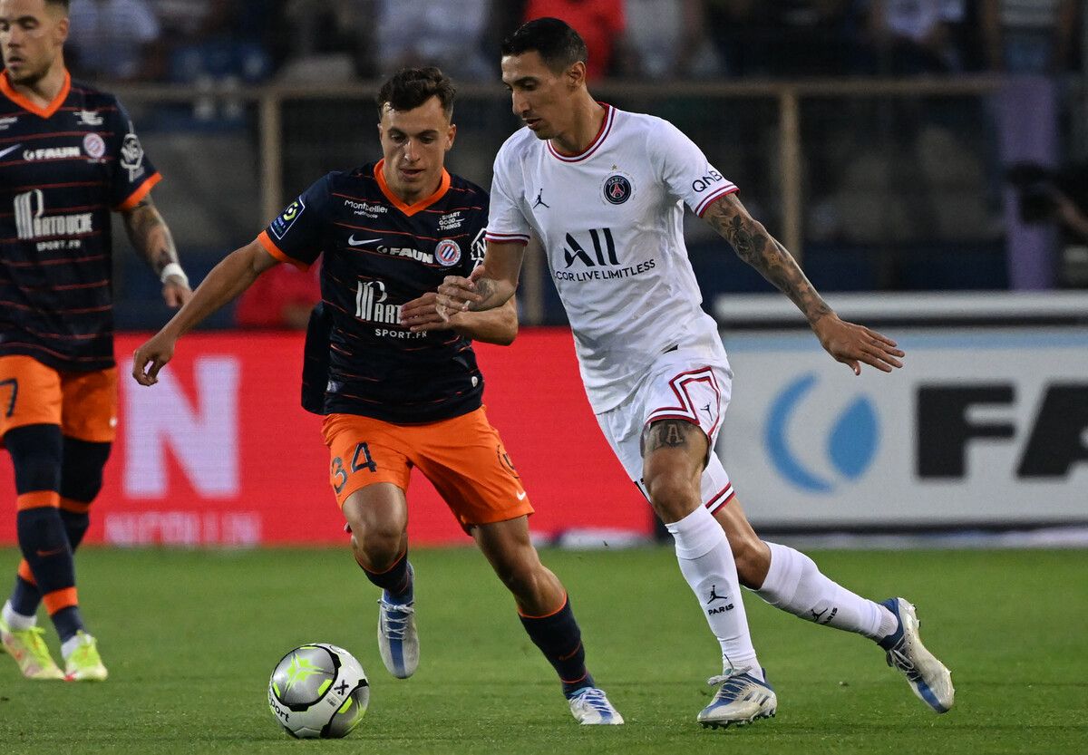 Sacha Delaye 2022 mit Montpellier gegen Paris SG mit Angel di Maria. ⇒apa