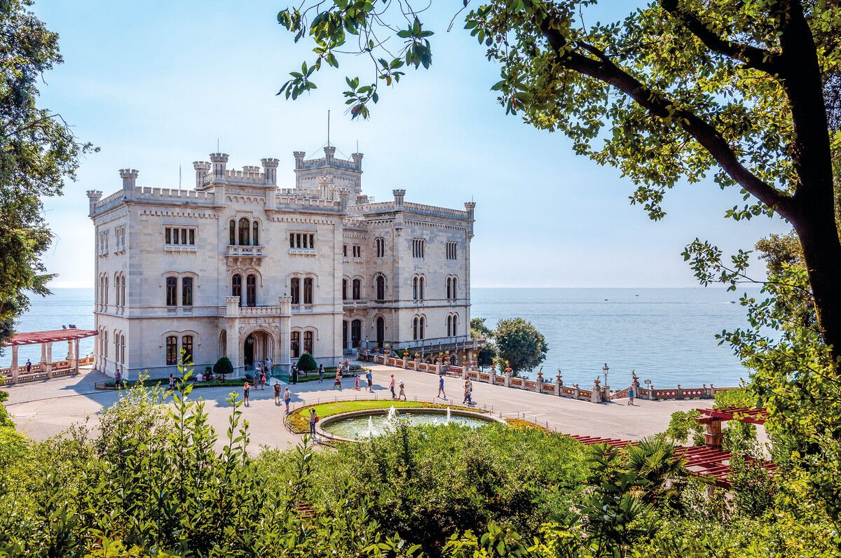 Schloss Miramare – ein architektonisches Juwel über der Adria.⇒Shutterstock