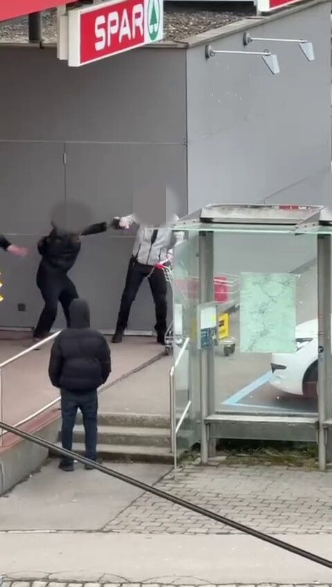 Screenshot aus dem Video: Der aus dem Geschäft „hinauskomplimentierte“ Kunde (l.) beginnt zu pöbeln und zu randalieren.⇒vol