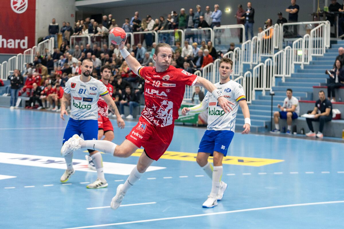 Seit Sommer 2021 trägt Nico Schnabl das Trikot des Alpla HC Hard und hat bislang 242 Treffer in der HLA-Meisterliga erzielt. Größte Erfolge waren der Triumph im ÖHB-Cup 2023 und die beiden Titel im ÖHB-Supercup 2021 und 2023.⇒VN/STiplovsek