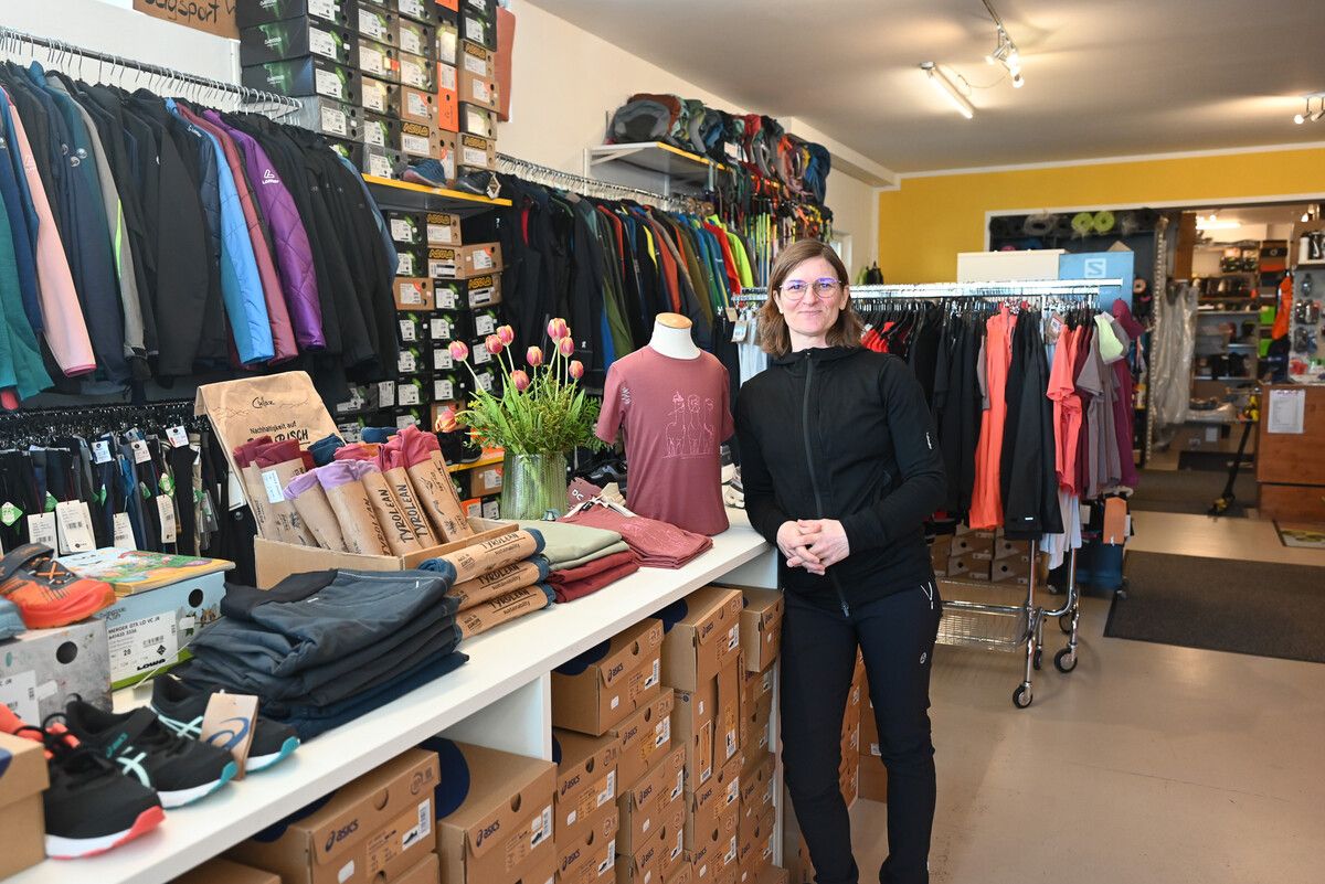 Sonja Hollenstein mit ihrem Sportfachgeschäft SPOHO in Lustenau trotzt der Schließungswelle im Land. ⇒Bernadette von Sontagh