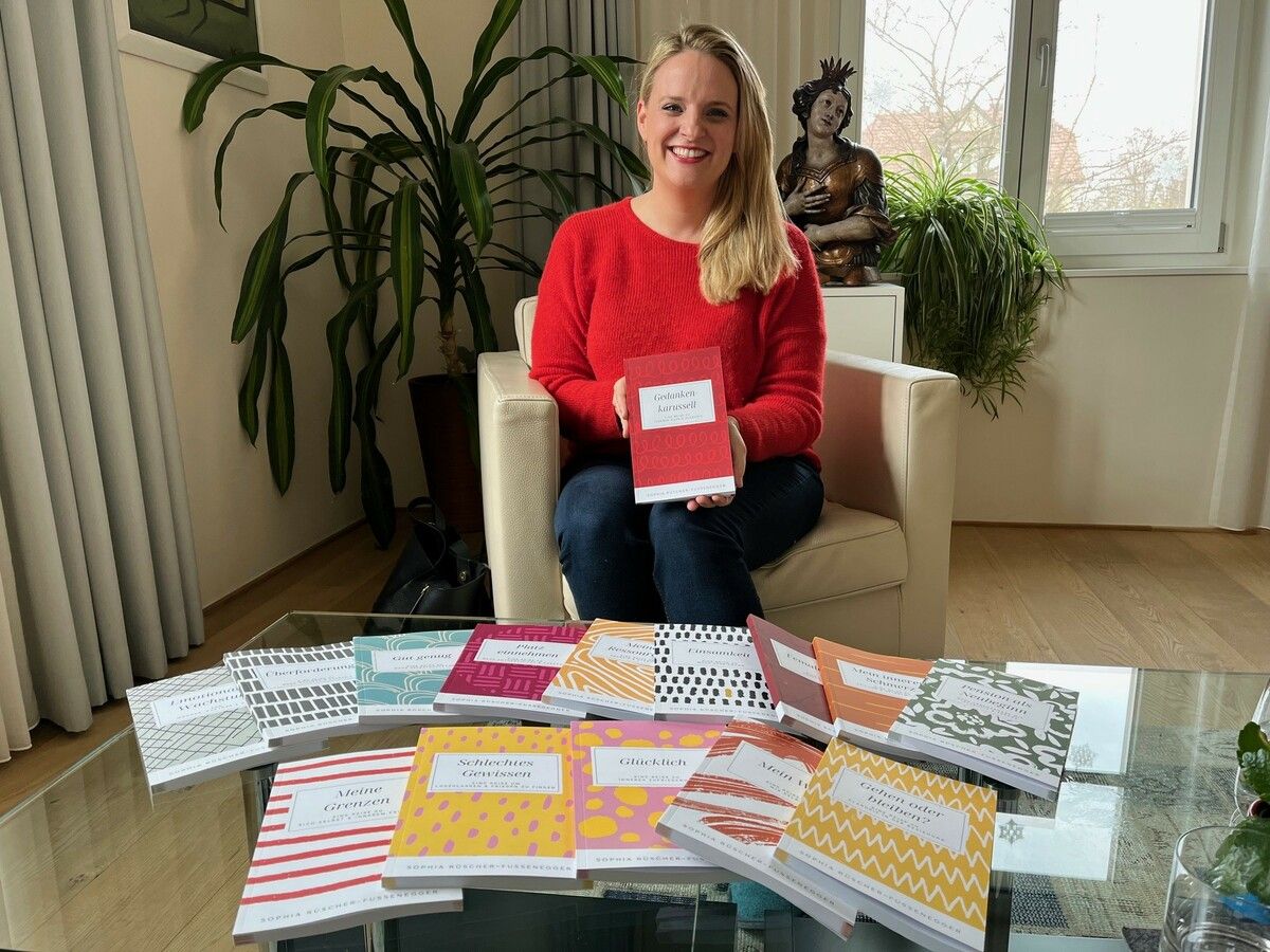 Sophie Rüscher-Fussenegger ist stolz auf ihre bereits 20 Exemplare umfassende Workbook-Reihe.⇒vn/mm