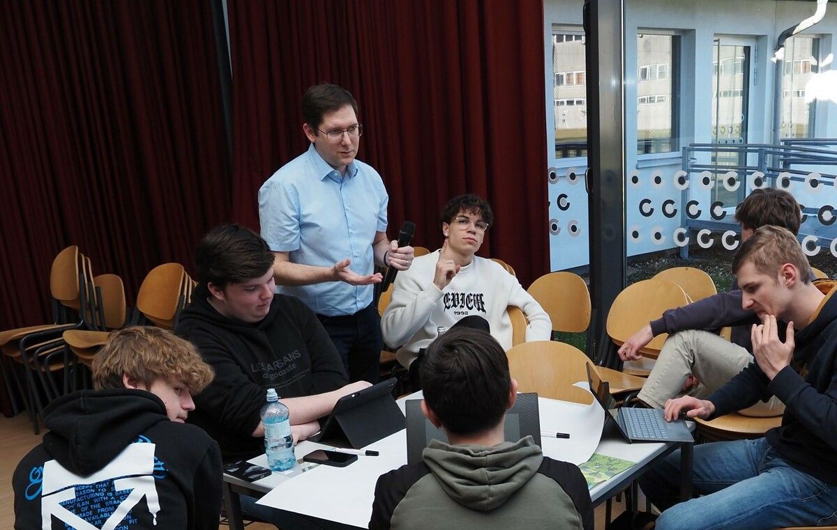 Stadtklimatologe Simon Tschannett im Gespräch mit den Gymnasiasten. ⇒BG Bludenz