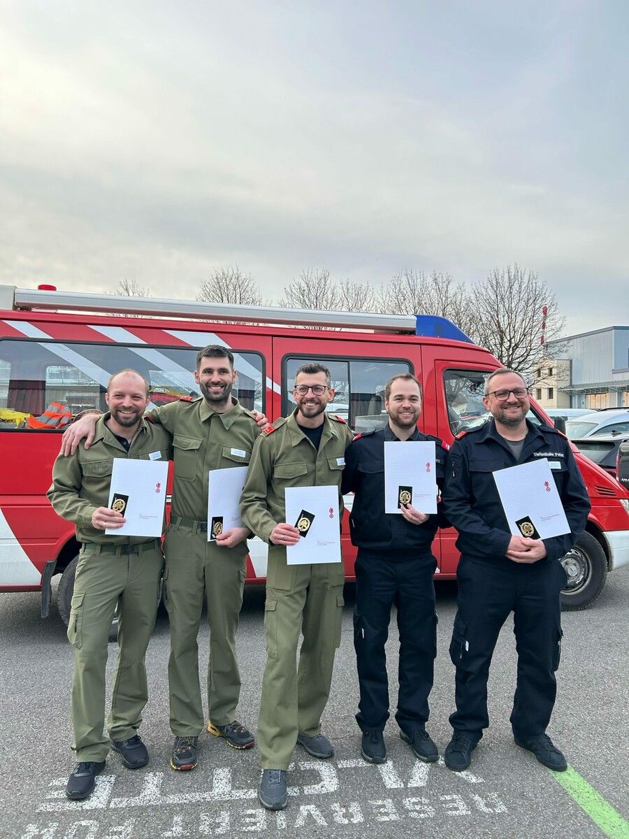 Stefan Bickel und Stephan Pfister meistern das Feuerwehrleistungsabzeichen in Gold – eine besondere Auszeichnung für herausragende Kenntnisse und Können.⇒Feuerwehr Thüringerberg