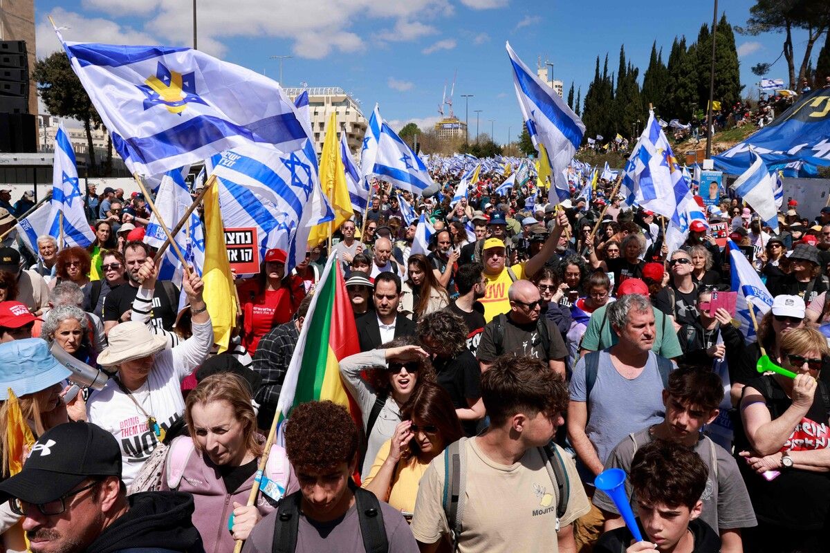 Tausende Menschen nahmen in Jerusalem an einer Demonstration gegen Israels Premierminister Benjamin Netanjahu teil und fordern ein Ende des Krieges im Gazastreifen. AFP