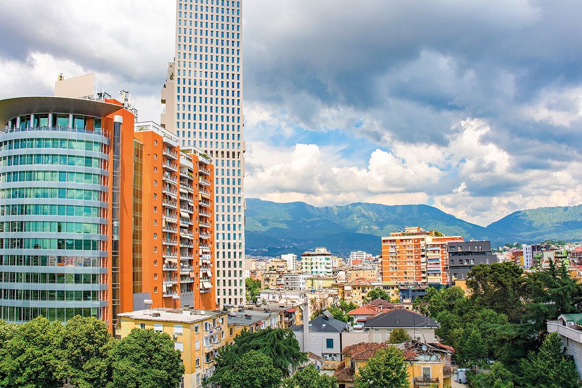 Tirana ist eine bunte Mischung aus alten und neuen Gebäuden.⇒Shutterstock
