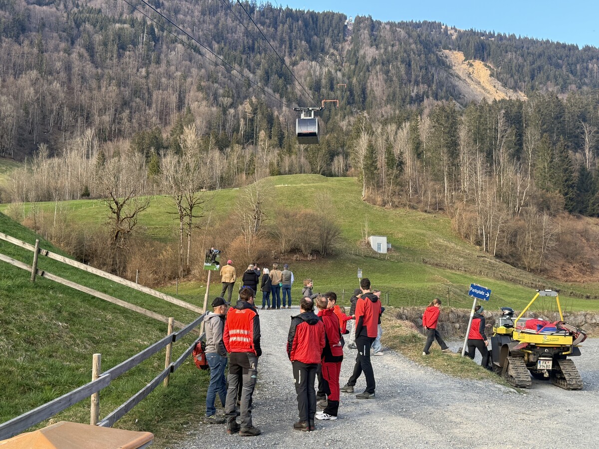 Unterstützt wurde die Bergrettung von einem Polizeihubschrauber.⇒vlach