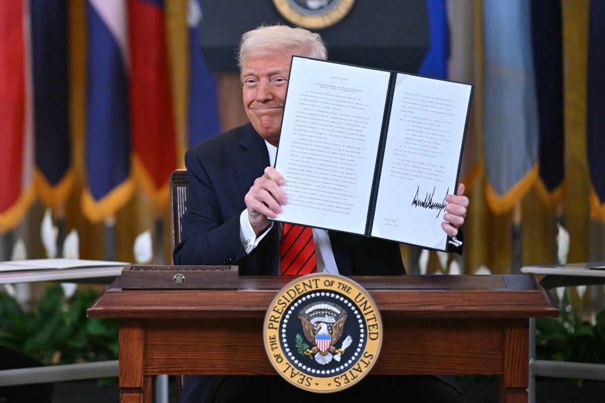 US-Präsident Donald Trump hält das unterzeichnete Dekret zur Zerschlagung des Bildungsministeriums in die Kamera. AFP