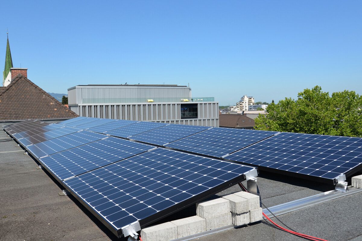 Vier neue PV-Anlagen sollen heuer auf städtischen Dächern installiert werden. ⇒stadt dornbirn