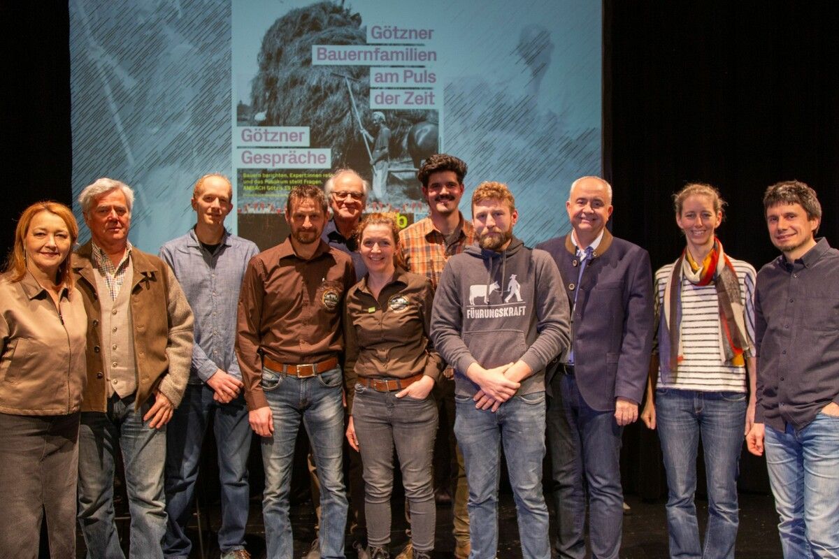 Vizebürgermeisterin Edith Lampert, Erik Schmid, Christoph Weißenbach, Florian und Simone Kathan, dahinter Wolfgang Berchtold, Jakob Tschegg, Marco Wohlgenannt, Manfred Böhmwalder, Kerstin Riedmann und Manuel Kirisits.⇒ Götzis