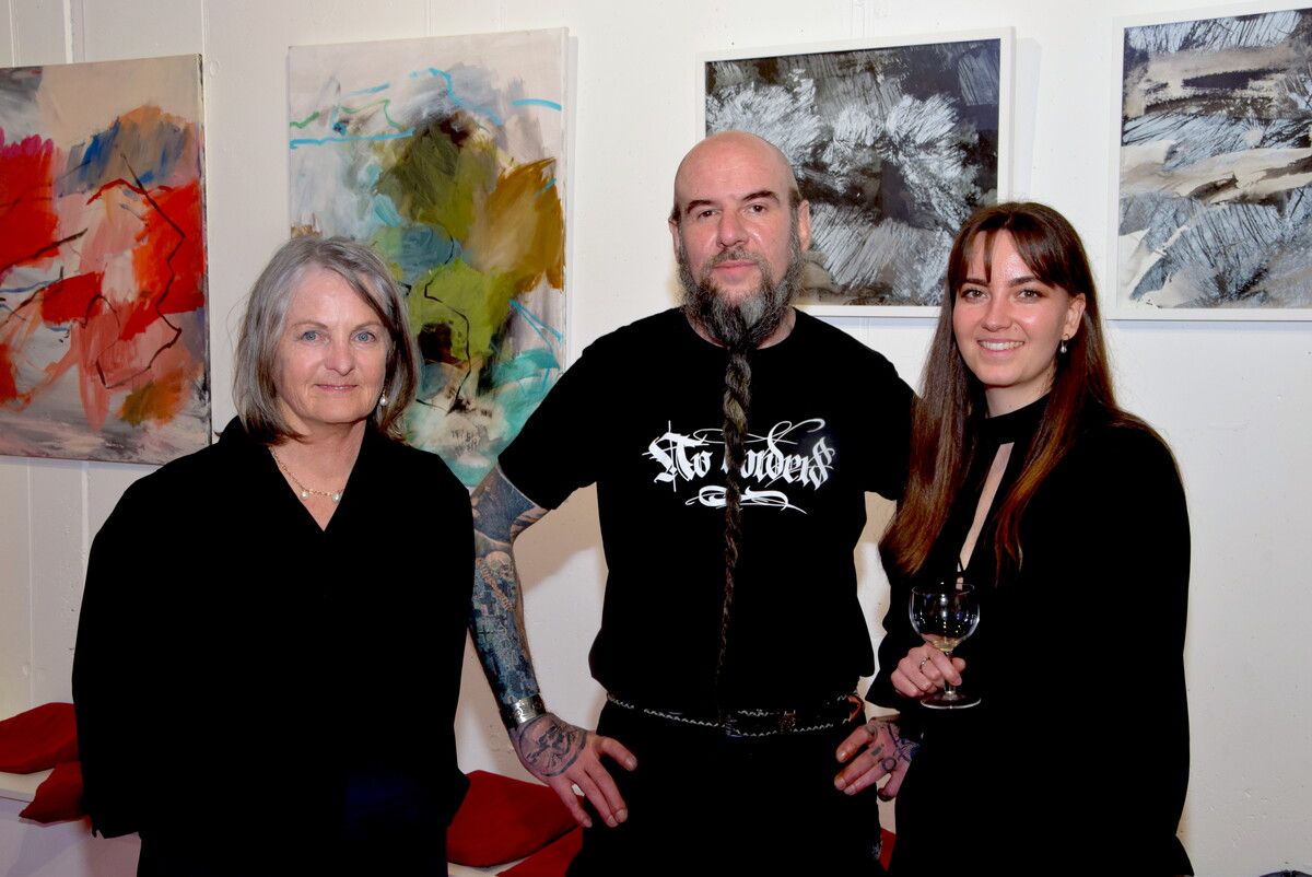 v.l.: Gerda Tschofen, Patrick Roth und Leah Camilla Rusch stellen bis 26. April im kukuphi aus.⇒Gerhard Scopoli