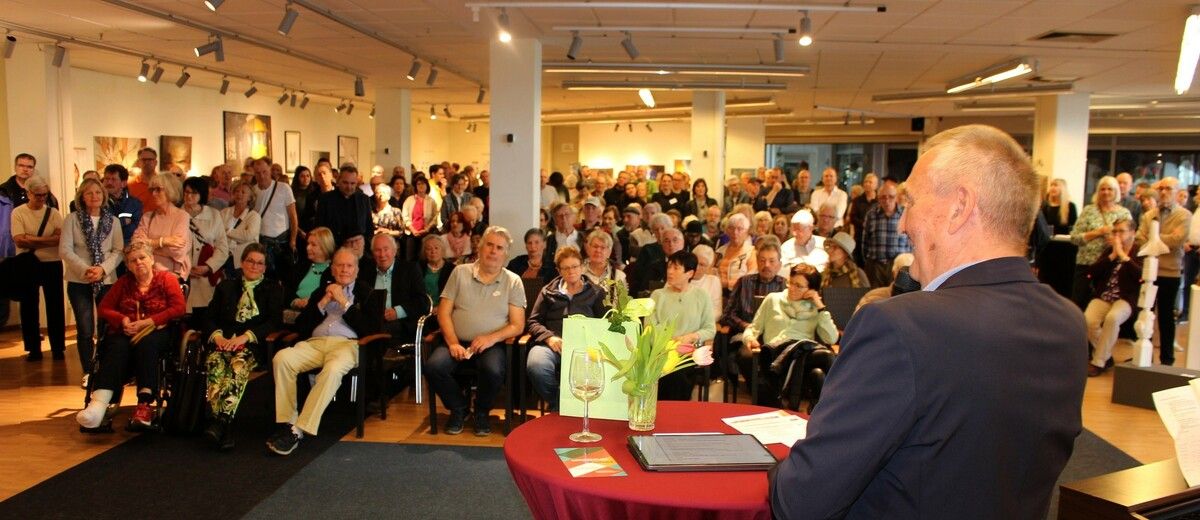 Volles Haus bei der Ausstellungseröffnung in Lindenberg – dazu Othmar Bereuter: „Dieses riesige Interesse für unsere Gemeinschaftsausstellung hat die kühnsten Erwartungen weit übertroffen und ist uns ein großer Ansporn.“ ⇒STP (3)