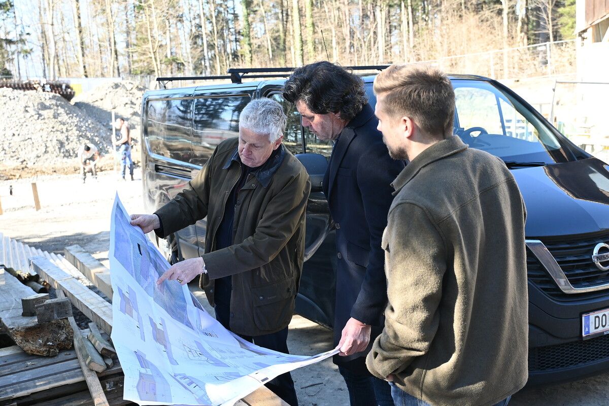 Wildpark-Vereinsmitglied Wolfgang Schwald, Bürgermeister Manfred Rädler und Stadtrat Wolfgang Flach beim Lokalaugenschein im Wildpark Feldkirch.⇒Stadt Feldkirch