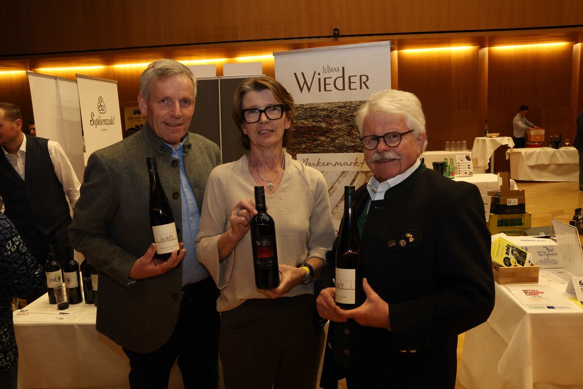 Winzer Franz Stift, Burgi Wieder (Juliana Wieder) und VSOV-Präsident Willi Hirsch.