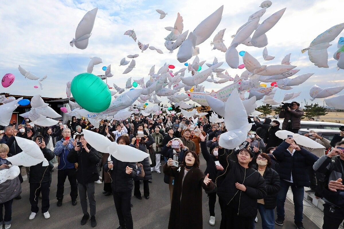 Zum Gedenken an den 14. Jahrestag des schweren Seebebens, das die Nuklearkatastrophe in Fukushima auslöste, lassen Menschen in Miyagi taubenförmige Ballons in die Luft steigen. afp