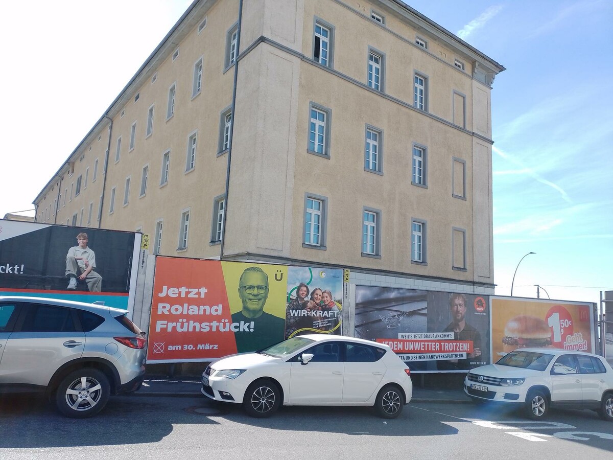 Zumindest in einer Straße haben sich die Plakatkleber in der Schublade vertan.⇒ Leserfoto