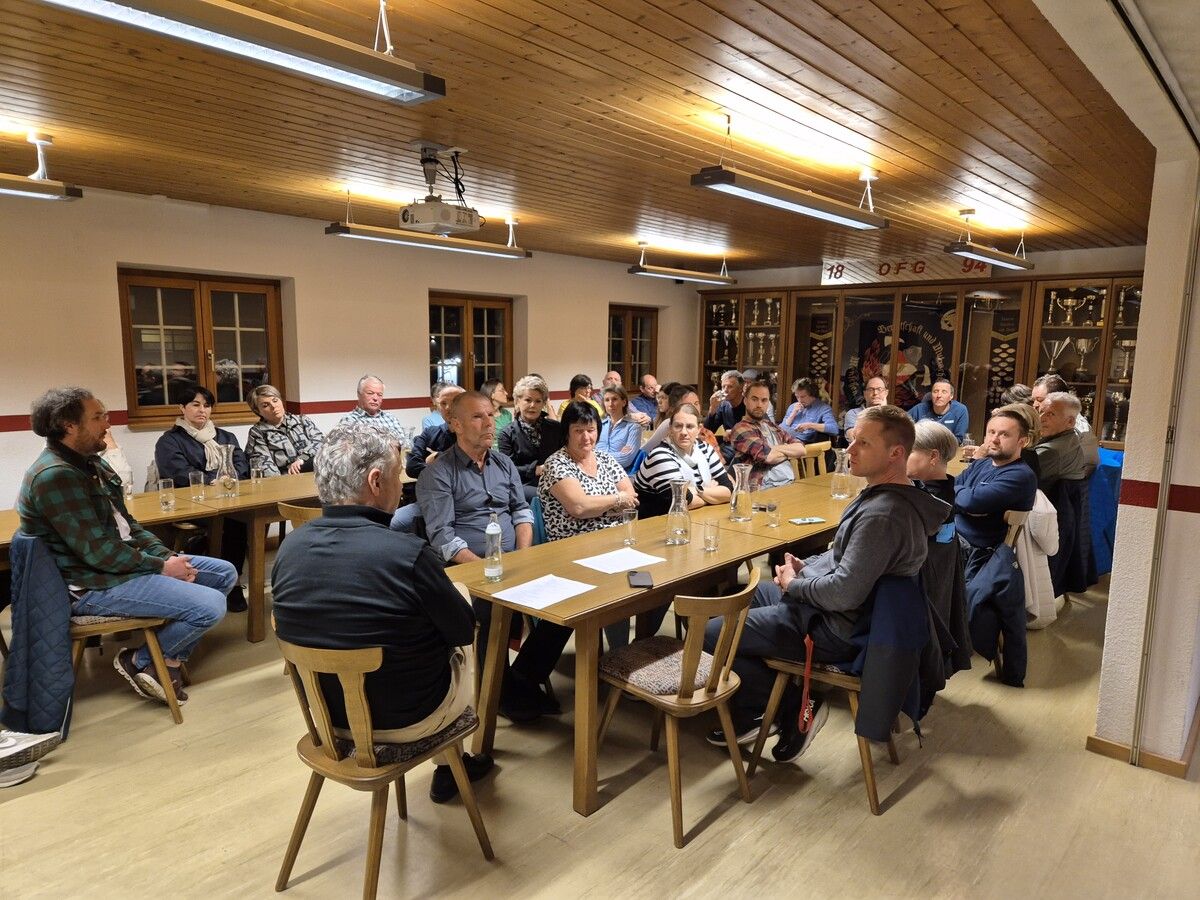Zur Diskussionsrunde im Feuerwehrhaus Gantschier kamen zahlreiche Schrunser und Bartholomäberger. ⇒VN/JUN