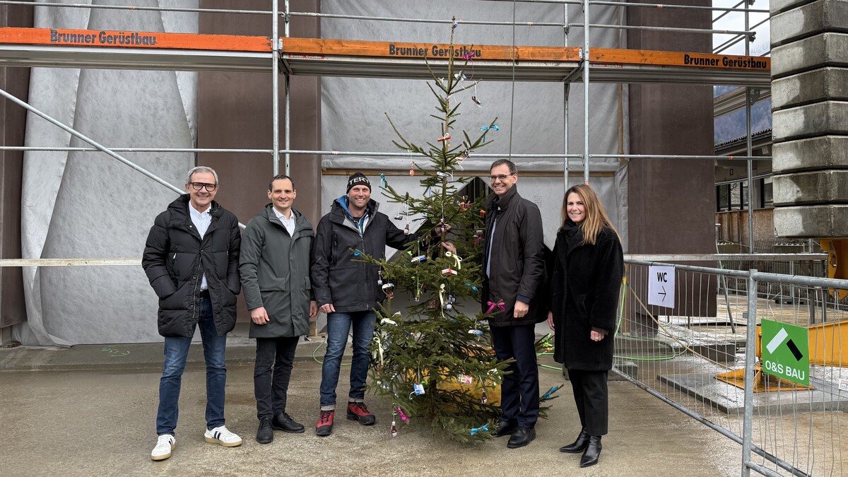 Zur Firstfeier gab es den traditionellen Segensspruch und Firstbaum.⇒Prisma