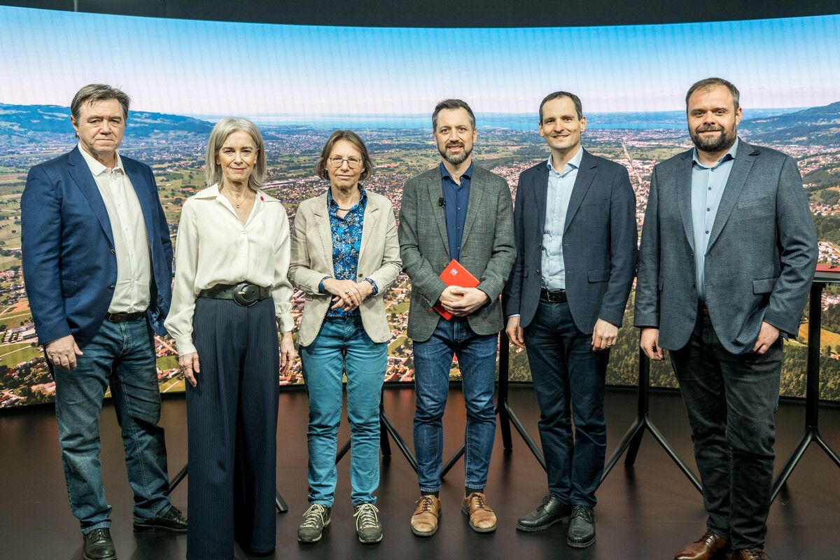 Zur Wahldiskussion mit VN-Politikchef Michael Prock (3.v.r.) kamen Christoph Waibel (v.l.), Martina Hladik, Juliane Alton, Julian Fässler und Markus Fäßler. ⇒VN/Rhomberg (3)